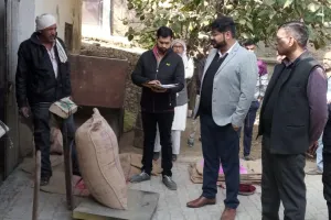 धान क्रय केंद्र पर सब ठीकठाक तो प्राथमिक विद्यालय में पसरी मिली गंदगी