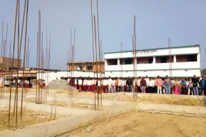 चार महीनों से बंद पड़ा है विद्यालय का काम, विद्यार्थियों को बैठने में हो रही है समस्या- मुखिया मंजू देवी