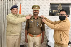 एसपी ने दो उपनिरीक्षको के पदोन्नति पर बैज लगाकर दिया बधाई