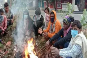 कई चौराहों पर नहीं की गई अलाव की व्यवस्था कपकपाती ठंड से लोग ठिठुर रहे