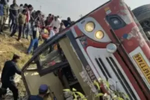 यूपी :  यात्रियों से भरी बस नेपाल में पलटी आधा दर्जन घायल यात्रियों की हालत नाजुक