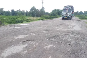 गड्ढों में तब्दील बांदा-बहराइच हाईवे बना दुर्घटना का सबब