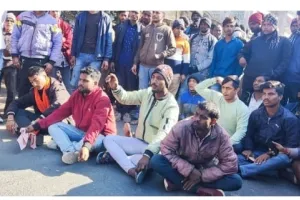 सड़क दुर्घटना में मृत युवकों के परिजनों को मुआवजा एवं आरोपितों की गिरफ्तारी की मांग को लेकर किया गया सड़क जाम