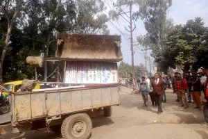  दिल्ली रोड पर अतिक्रमण हटवाते निगम अधिकारी