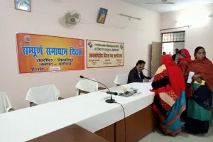 एडीएम प्रशासन व एसडीएम समाधान दिवस से रहे गायब, तहसीलदार ने सुनी शिकायतें 