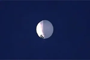 अमेरिका एयरस्पेस में भटकता दिखा चीनी जासूस का गुब्बारा, तीन बसों से लगभग बड़ा था साइज 