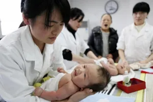 घटती जनसंख्या से चीन सरकार की चिंता बढ़ी, जन्म दर  बढ़ोत्तरी के लिए शुरू की अब ये स्कीम