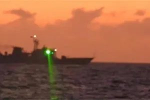 चीन का नया कारनामा ‘‘सैन्य-ग्रेड लेजर लाइट'' से फिलीपीन के तटरक्षक जहाज को बनाया निशाना 