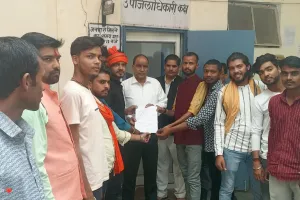 भूक प्यास से दम तोड़ रही गायें, लोगों ने की एसडीएम से शिकायत