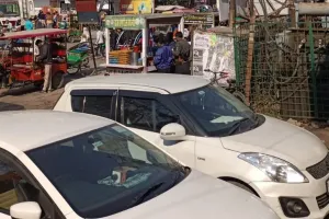 खुलेआम सड़क पर बनी अवैध दुकान आने जाने वालों के लिए बनी मुसीबत