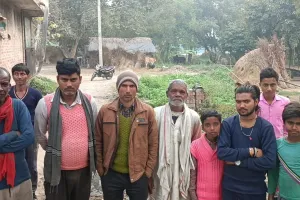 रास्ते में भरा कीचड़ , नाली बनवाने की ग्रामीणों ने की मांग