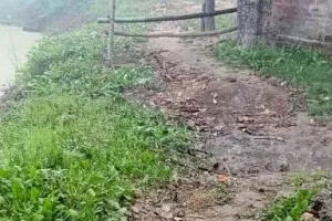 इटियाथोक थाना क्षेत्र के भवानीपुर उपाध्याय में दबंग ने किया अवैध रूप से रास्ता बंद तालाब पर बनाया पक्का मकान