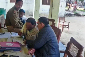 रिटायर्ड कर्मचारियों के सहयोग से दिन प्रतिदिन फल फूल रहा प्रतिबंधित पेड़ों का कटान