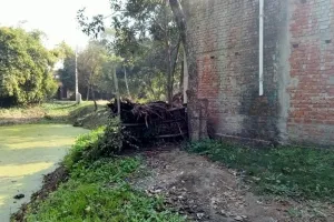 पीड़ित ने डीएम से लगाई गुहार दबंगों ने तालाब पर बनाया पक्का मकान अवैध अतिक्रमण व रास्ते को किया बंद