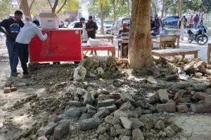 मिल्कीपुर तहसीलदार से नाराज ईस्टांप विक्रेताओं ने परिसर में किया धरना प्रदर्शन