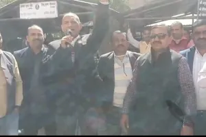 अधिकारियो से नाराज अधिवक्ताओं ने अधिकारियो खिलाफ की नारेबाजी