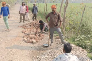 सड़क मरम्मत में गिट्टी के साथ हो रहा ईंट का प्रयोग,भड़के ग्रामीणों ने बंद कराया कार्य 