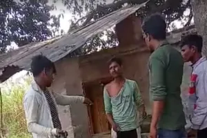 फिल्मी स्टाइल से पीटने वाले युवक समेत 3 लोगों पर दर्ज हुआ मुकदमा