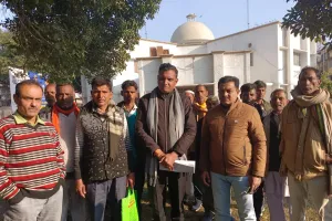 दबंगों ने फर्जी बैनामा करा कर बुलडोजर से घर गिरा देने की दी धमकी, पीड़ित परिवार ने एसपी से लगाई गुहार