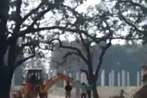 ग्राम समाज की भूमि पर दबंग कर रहे कब्जा, ग्राम प्रधान ने की शिकायत