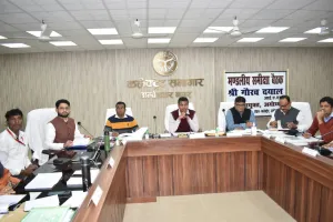 मंडला आयुक्त ने मंडल के सभी जिलाधिकारियों मुख्य विकास अधिकारियों के साथ शासन के विकास कार्यों पर की समीक्षा बैठक