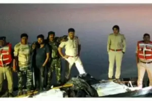 गोपालगंज में शराब लदी नाव बरामद, तस्कर फरार