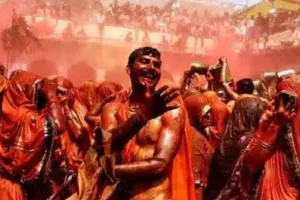 भाभियों ने देवरों के फाड़े कपड़े, बरसाए कोड़े, 40 दिवसीय ब्रज की होली खत्म, देखें अनदेखी तस्वीरें