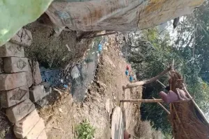 ग्राम समाज के तालाब को पाट कर दबंग भूमाफिया कर रहे है तालाब पर अवैध कब्जा