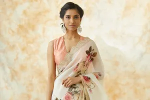 फ्लोरल साड़ी दिन के फंशन में देगा एक यूनिक लुक, याद रखे ये टिप्स 