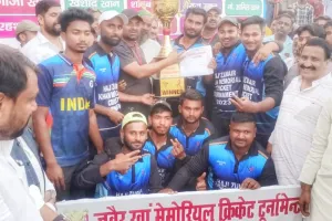 स्माल क्लब ने फिजियों क्लब को पांच विकेट से हरा कर ट्राफी  पर किया कब्जा, फिल्म स्टार सपा नेत्री काजल निषाद ने विजेता उपविजेता टीम को ट्राफी नकदी देकर उत्साहवर्जन किया