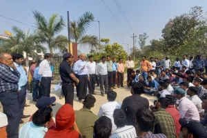 छात्रवृत्ति न मिलने से नाराज छात्रों द्वारा प्रशासनिक भवन के मुख्य गेट पर जड़ा ताला, विश्वविद्यालय कुलपति के आश्वासन पर माने छात्र