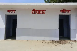  विद्यालय में बने 'इज्जत घर' की इज्जत ले ली  ग्राम प्रधान और ग्राम पंचायत अधिकारी ने 