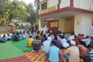 विद्युत कर्मियों की हड़ताल के चलते सैकड़ों गांव अंधेरे में डूबे