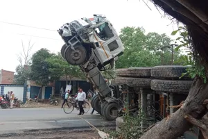 ट्राला डीएलटी की की चपेट में आने से ट्रैक्टर चालक घायल