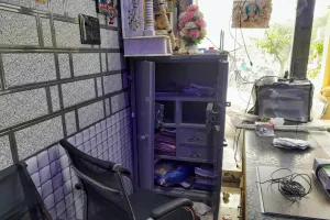 अनाज मंडी में आधा दर्जन से अधिक दुकानों के ताला तोड़ 50 लाख की चोरी कर फरार हुए चोर, घटना सीसीटीवी में कैद 