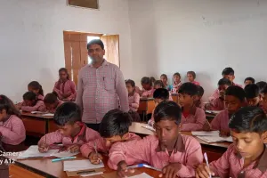 परिषदीय परीक्षा की हकीकत कहीं टाट पट्टी तो कहीं बेंच पर  परीक्षा देते मिले परीक्षार्थी