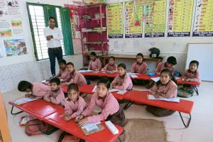 परिषदीय स्कूलों की बदल रही तस्वीर, डेस्क-बेंच तो कहीं कार्पेट पर बैठकर परीक्षा दे रहे छात्र 
