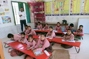 परिषदीय स्कूलों की बदल रही तस्वीर, डेस्क-बेंच तो कहीं कार्पेट पर बैठकर परीक्षा दे रहे छात्र 