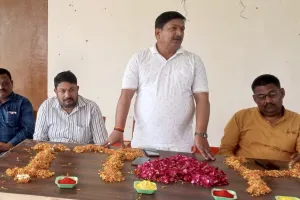 होली मिलन में पत्रकारों ने खेली फूलों की होली 