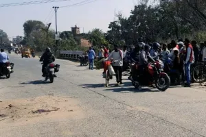  बाइक सवार युवकों को अज्ञात वाहन ने मारी टक्कर एक की मौत, दूसरा गंभीर