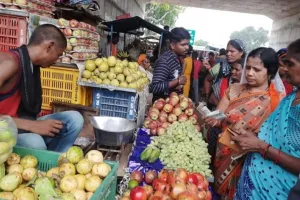 मिल्कीपुर क्षेत्र में नवरात्र के चलते में 200 रूपए किलो सेव व 80 रूपए दर्जन बिक रहा केला