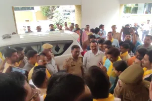 वायरल ऑडियो के खिलाफ तमाम ब्राम्हण संगठनों ने डीएम कार्यालय में किया प्रदर्शन