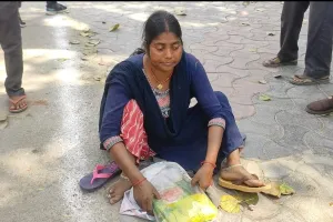 दबंगों के विरुद्ध कार्रवाई को लेकर दर-दर भटक रही विकलांग महिला