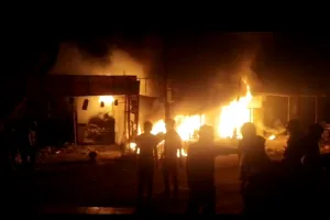 कुमारगंज में टायर शॉप की दुकान में शार्ट सर्किट से लगी आग, कई लाख के सामान जलकर हुए राख