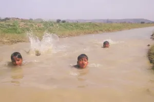 बढ़ रहा तापमान, तीखी धूप कर रही परेशान