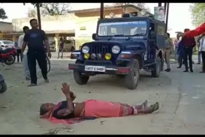 नहीं मिला न्याय तो पुलिस जीप के आगे लेटी पीड़ित मां,