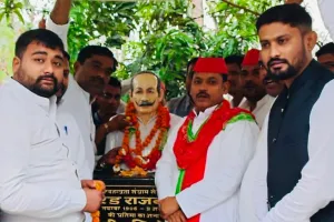 सपा जिलाध्यक्ष जंगबहादुर यादव  ने कामरेड राजबली यादव की प्रतिमा पर टेका माथा