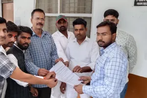 राहुल गांधी पर की गयी कार्यवाही के विरोध मे कांग्रेसियों ने नायब तहसीलदार को सौंपा ज्ञापन