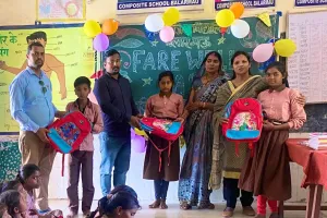 कंपोजिट विद्यालय के कक्षा 5 में अच्छा अंक प्राप्त करने वाले एक छात्रा दो छात्राओं को अध्यापकों ने किया पुरस्कृत