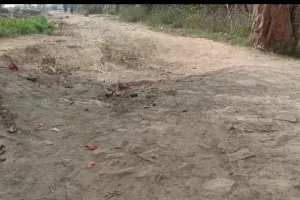 काली सड़क गड्ढे और नालों में हुई तब्दील